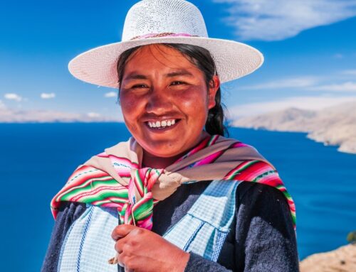 Formación técnica dual y creación de alianzas: mujeres jóvenes aimaras cuentan con nuevas oportunidades de acceso al trabajo decente y el autoempleo en Bolivia